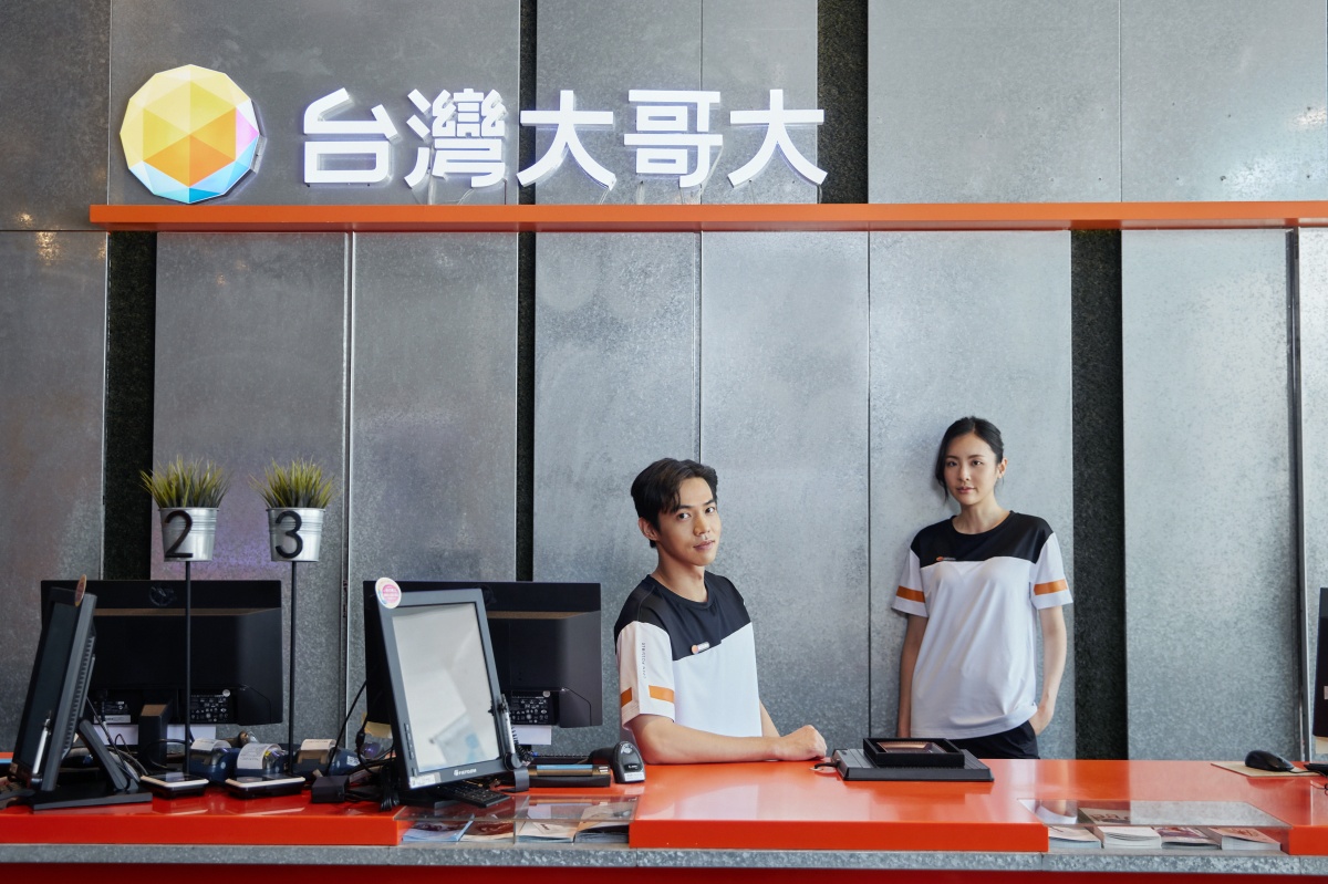 這家電信行制服好時髦！APUJAN結合科幻文學元素，為「台灣大哥大」換上全新黑白橘配色制服