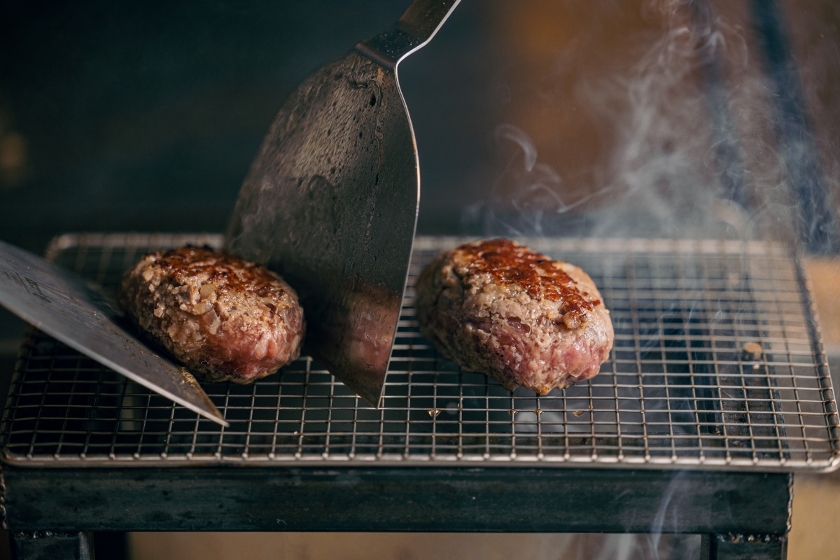肉肉控的天堂！復興空廚全新肉食料理品牌「肉旨房」插旗台北東區，月見和牛漢堡排、鐵板牛雜必點