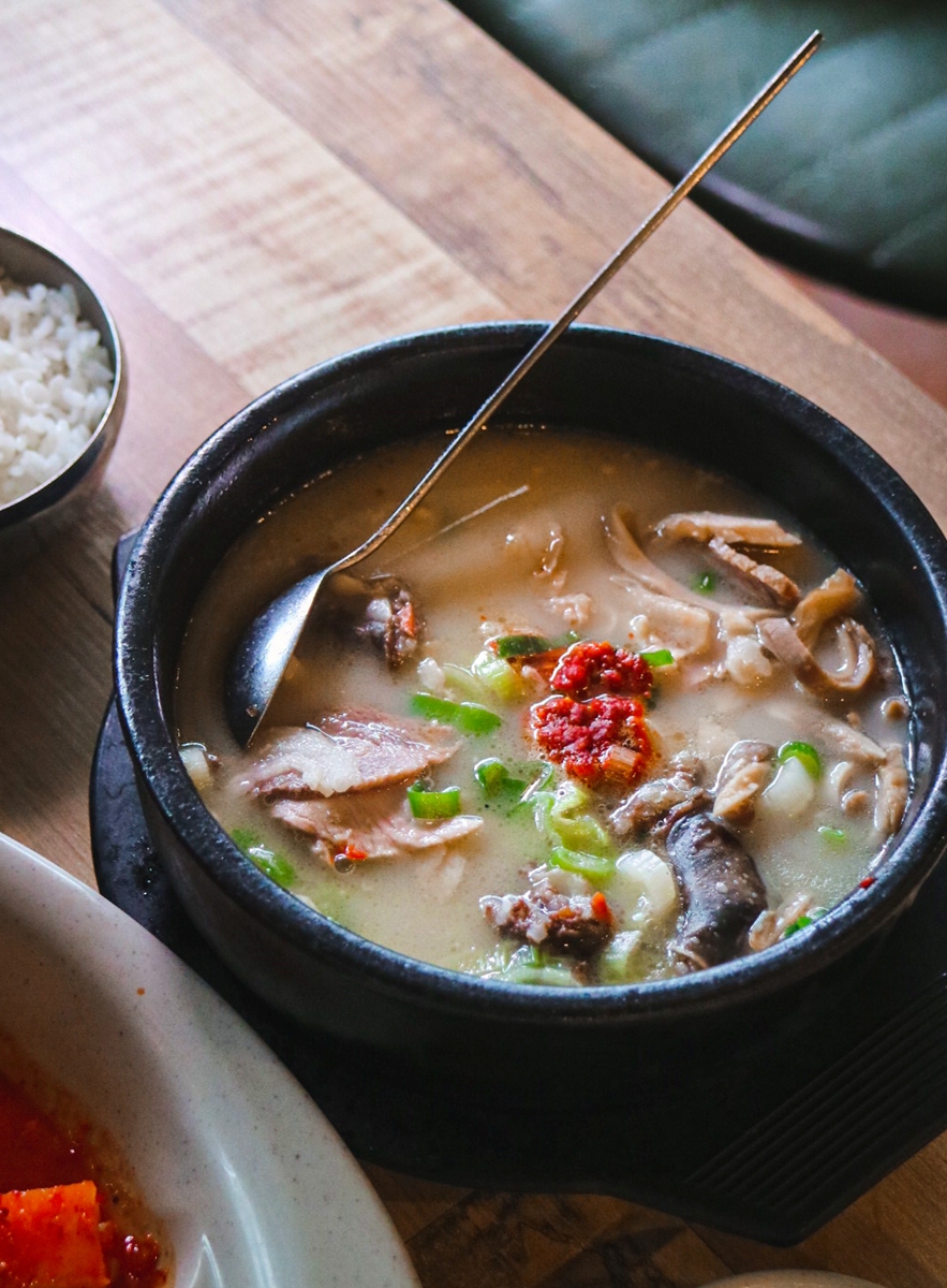 從吃感受韓國戰後的美食文化！韓國釜山美食必吃豬肉湯、河豚湯與麥麵和烤豬小排