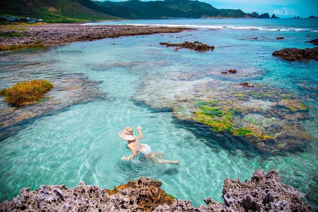 來場浪漫離島旅行！蘭嶼必玩景點總整理：到東清灣看日出、青青草原賞夕陽，還有超美消暑秘境野銀冷泉