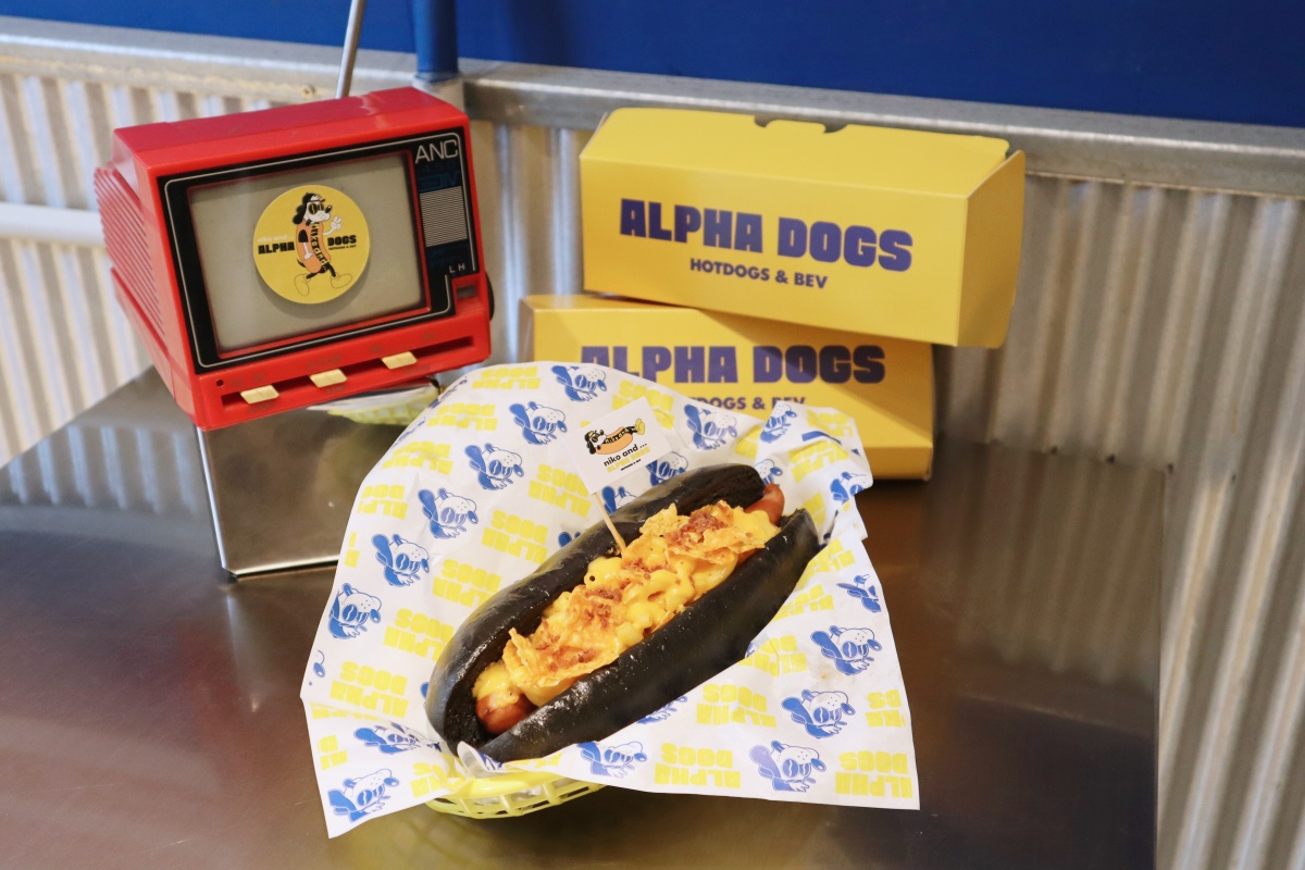 最可愛的跨界聯名！niko and ⋯攜手中山名店ALPHA DOGS推竹炭熱狗堡、巧克力奶昔