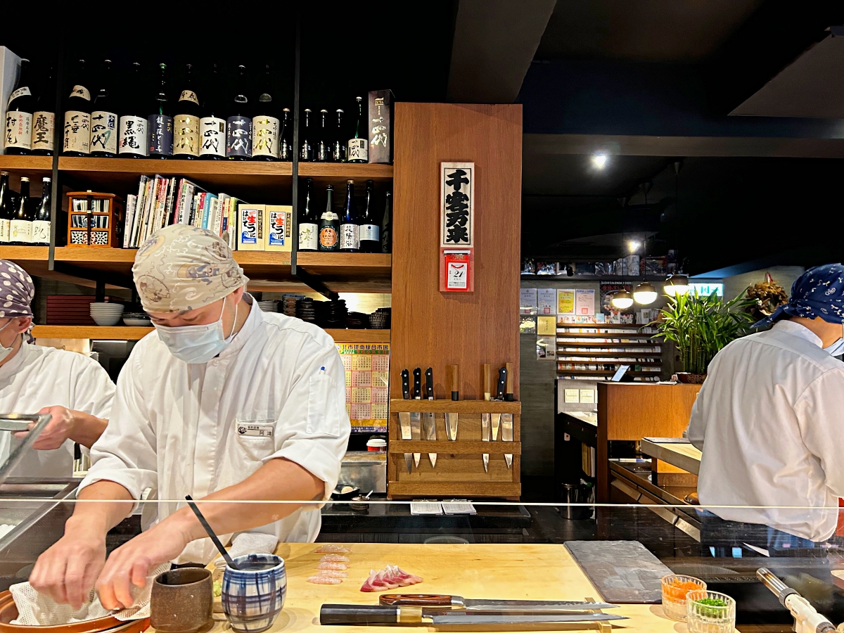 最超值的無菜單板前壽司！台北日本料理「游壽司」推午間定食，握壽司、散壽司定食500元就能品嚐