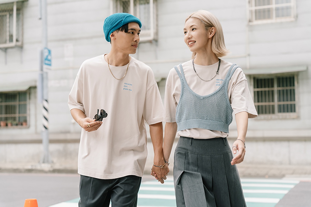 時尚界聯名最近夯什麼？vacanza×plain-me打造極簡單品、pazzo×New Balance聯名拖鞋超時髦