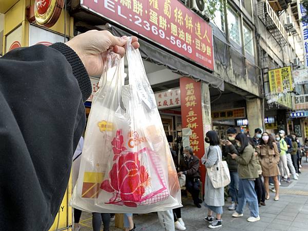 古亭超人氣銅板美食「溫州街蘿蔔絲餅達人」，不排隊吃不到的爆餡蘿蔔絲餅！