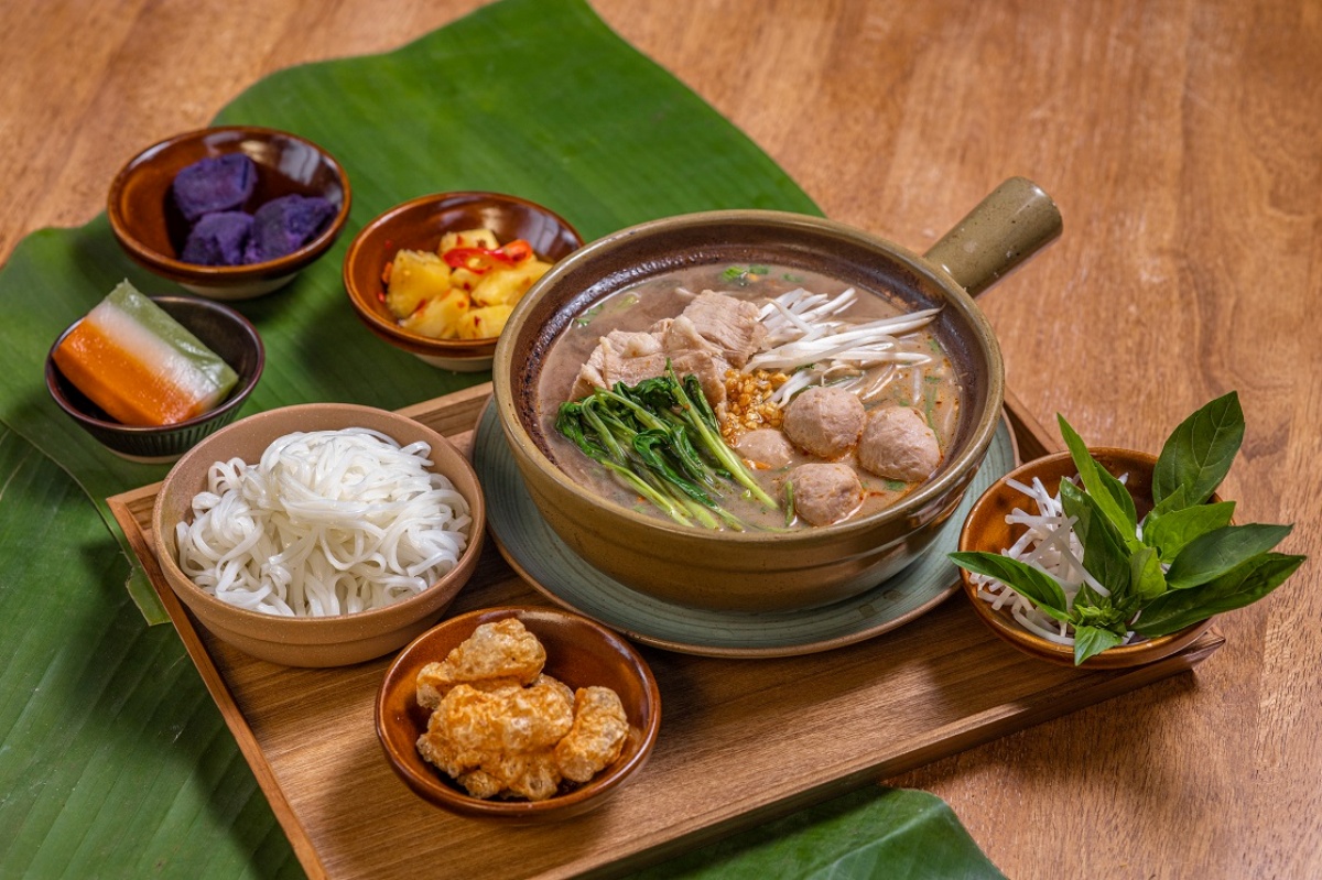 一個人也能吃泰式！初泰推一人份「泰式定食」，還有迷你月亮蝦餅、沙嗲肉串滿足吃貨的胃