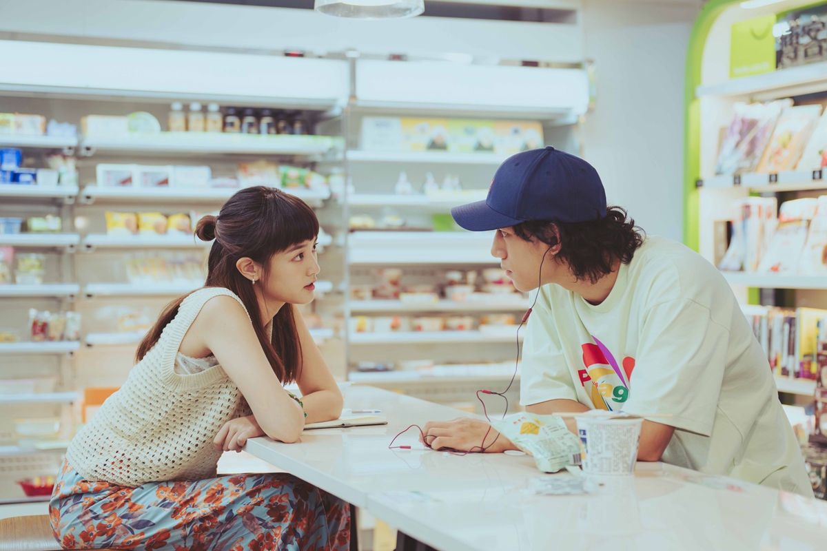 林柏宏、LuLu泳池邊親得唯美：百聿數碼新劇《此時此刻》用10個單元劇表現都會男女的愛情