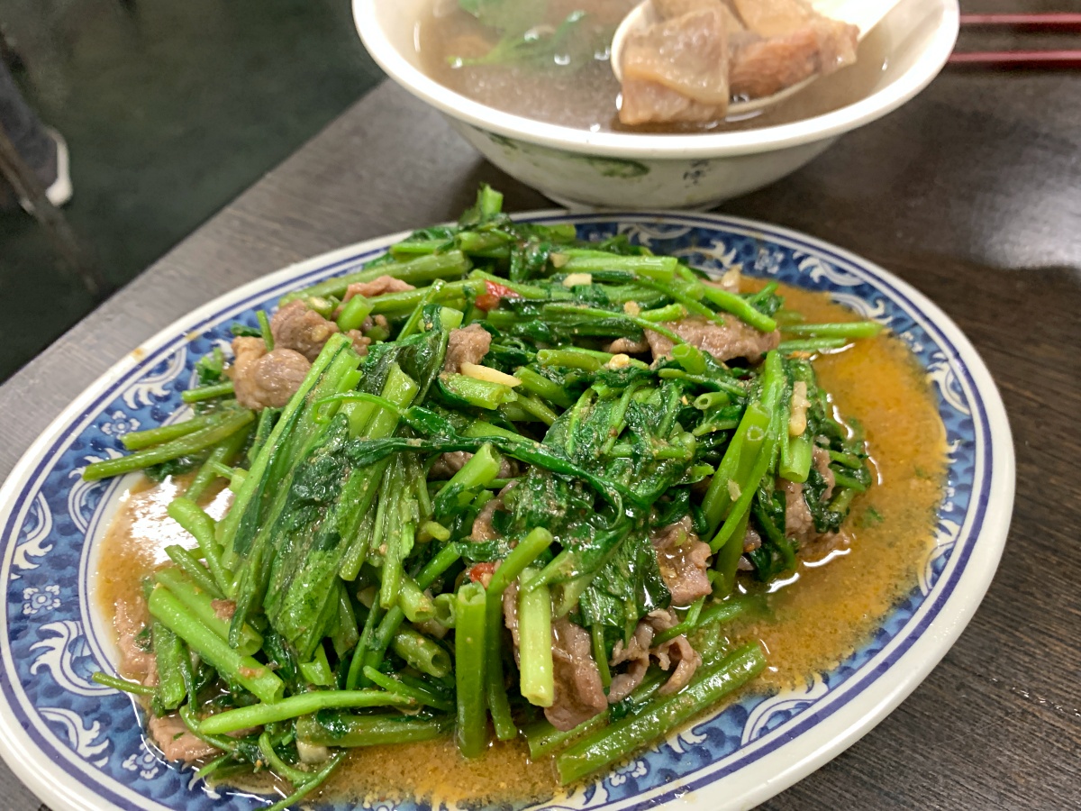 通化夜市「老李牛雜」不輸必比登推介的美味熱炒，大推青菜炒牛肉，牛雜湯還能免費續湯！