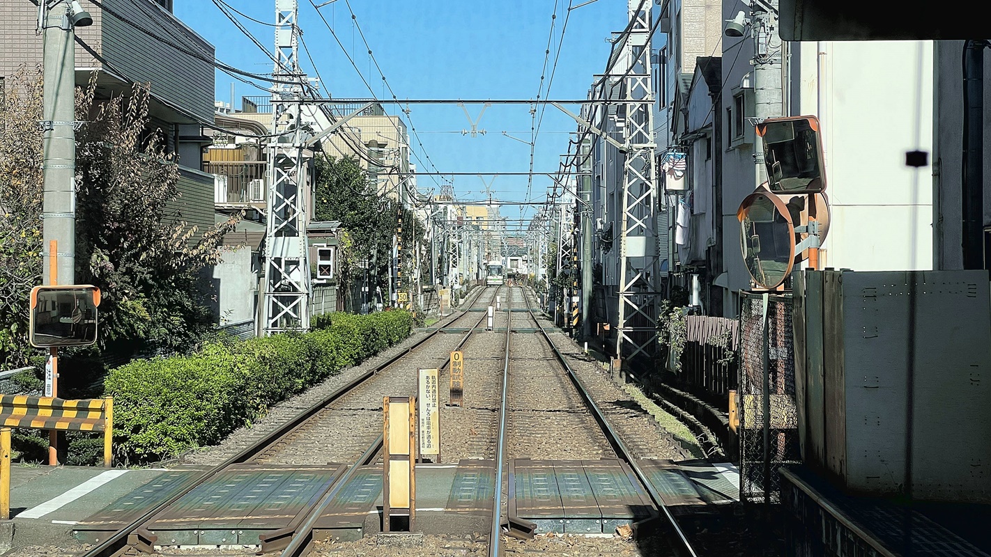 從另一個角度體驗東京旅遊：搭著東京都電荒川線緩緩前行，發現東京人竟生活地如此恬靜