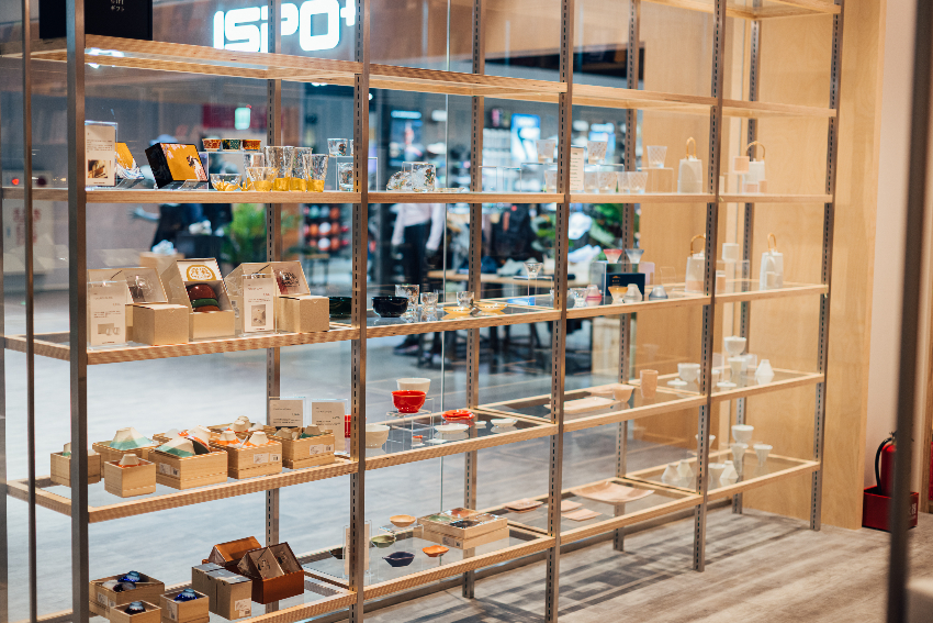 TSUTAYA BOOKSTORE 新竹湳雅店：挑空 450 坪籃球場改建，打造以人為本的複合式五感體驗空間