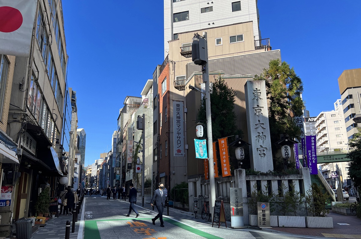 詩情畫意的結緣神社！跟著東京上班族朝聖隱身商辦街區的「東京大神宮」