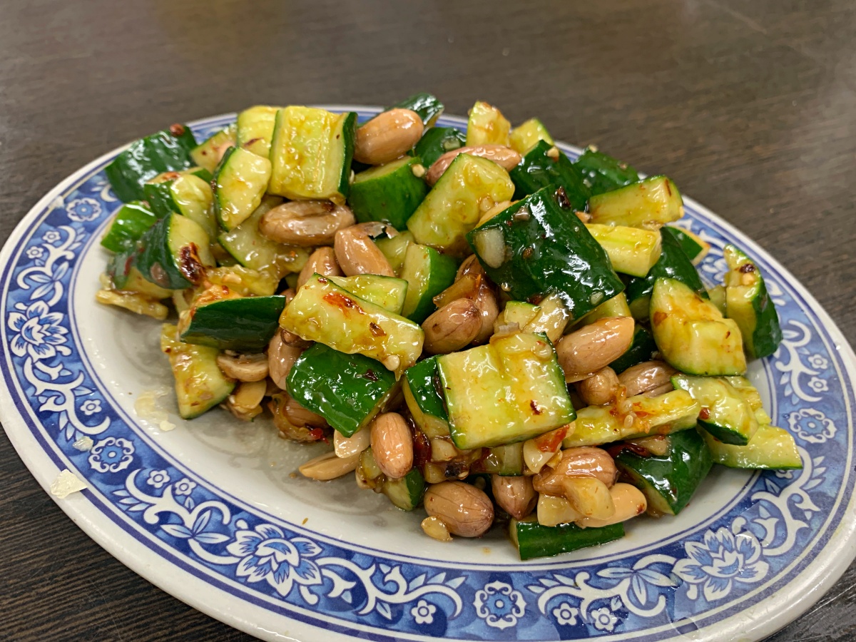 通化夜市「老李牛雜」不輸必比登推介的美味熱炒，大推青菜炒牛肉，牛雜湯還能免費續湯！