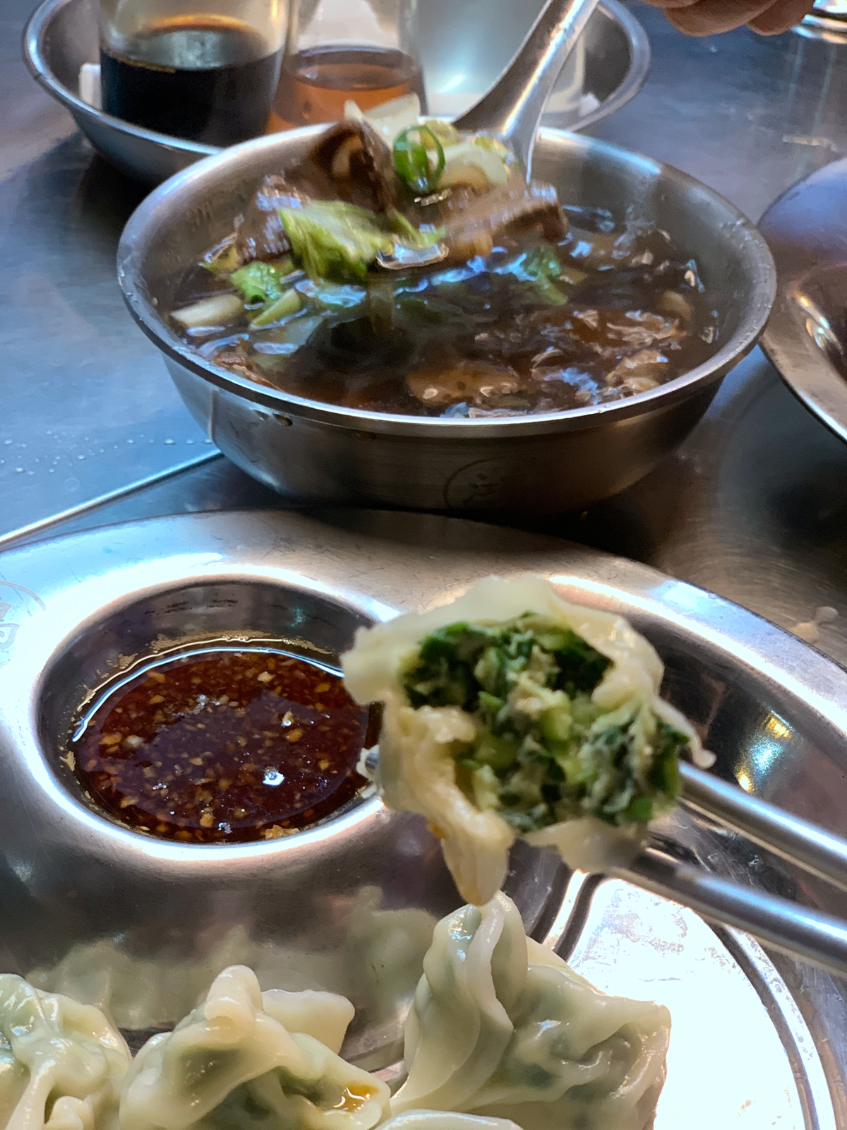韭菜控請進！晴光市場 排隊美食「鴻水餃牛肉麵」每日只賣5.5小時，爆量韭菜皮薄餡多、鮮嫩多汁牛肉湯，保證一試成主顧