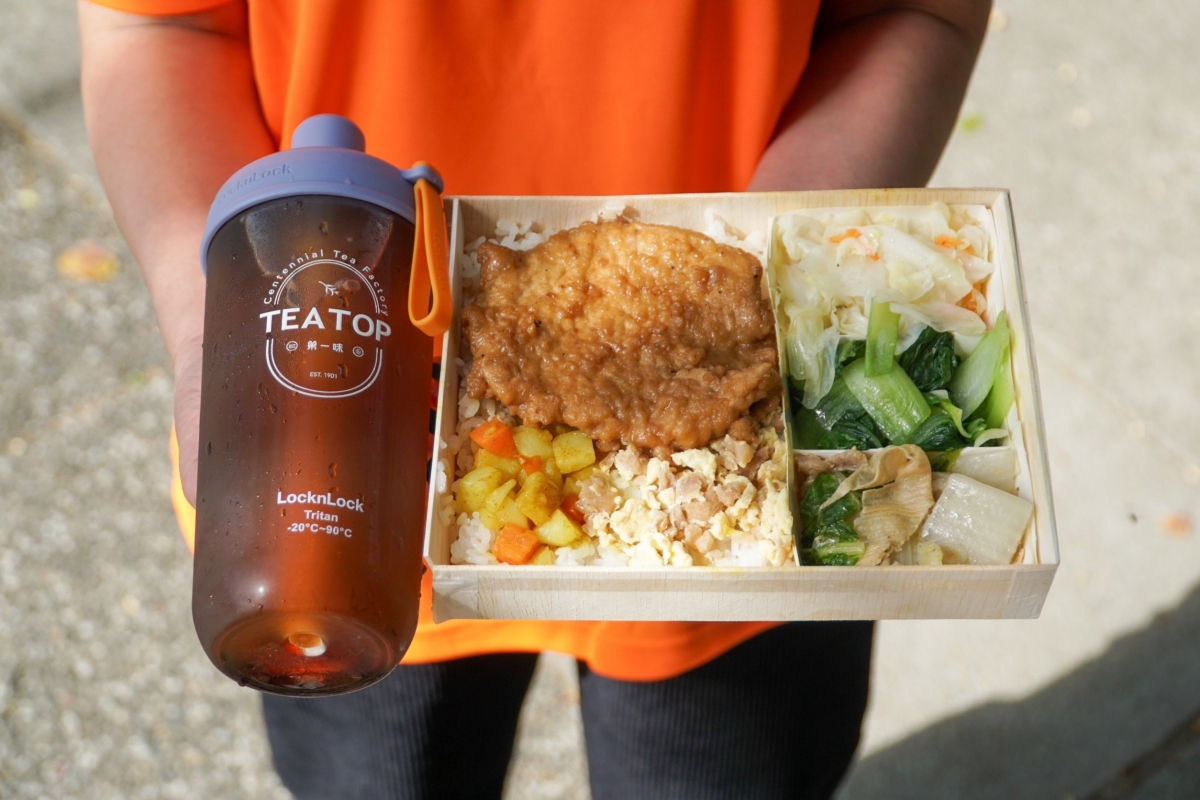手搖飲料促銷創意好有趣！TEA TOP憑排骨便當或收據享優惠、珍煮丹每月貼心送女孩一杯免費黑糖水