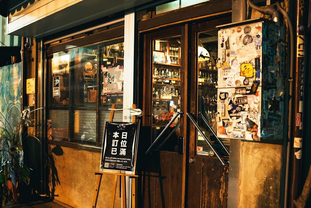 台南老宅酒吧推薦！「蘿拉冷飲店」滿滿黑膠收藏、「赤崁中藥行」讓你酒到病除、來場穿越時空的微醺旅行！