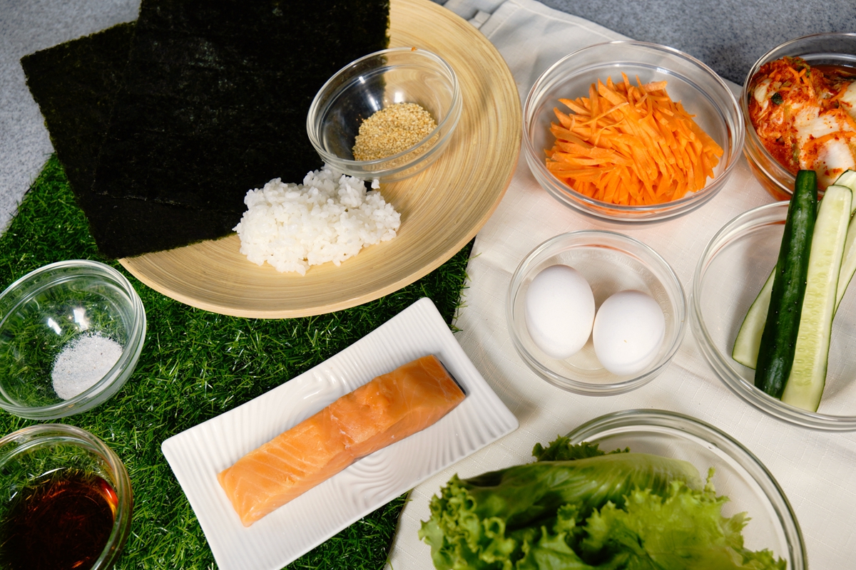 中秋過後開始減肥！四道鮭魚輕食料理食譜：胡麻豆腐、羅勒番茄盅、韓式飯捲、千層麵，也可以當消夜