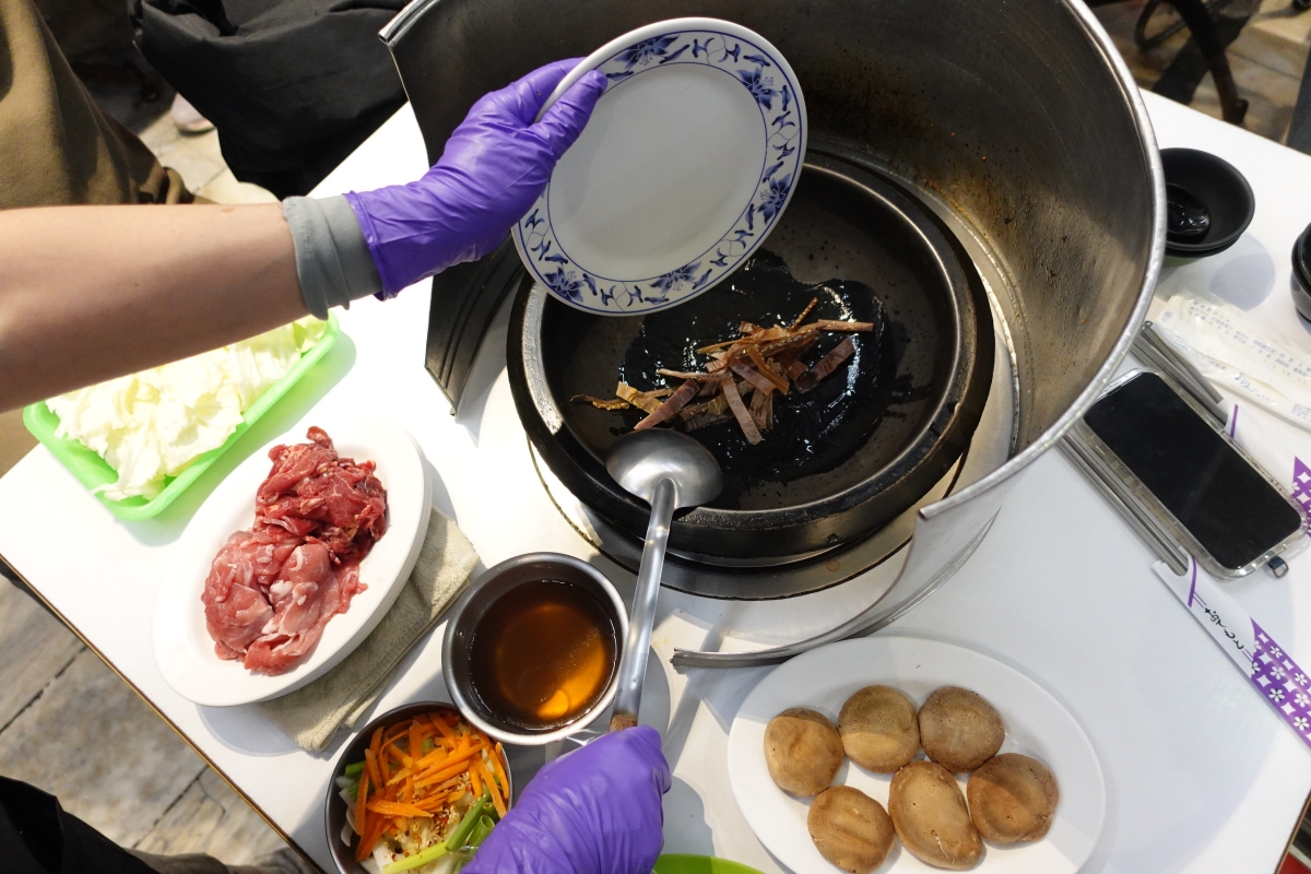 盤點台北石頭火鍋排隊名店：小紅莓石頭火鍋城、松江自助石頭火鍋城、金山福緣火鍋，鍋香氣十足完全吃不膩 / 圖片來源：Taipei Walker編輯拍攝