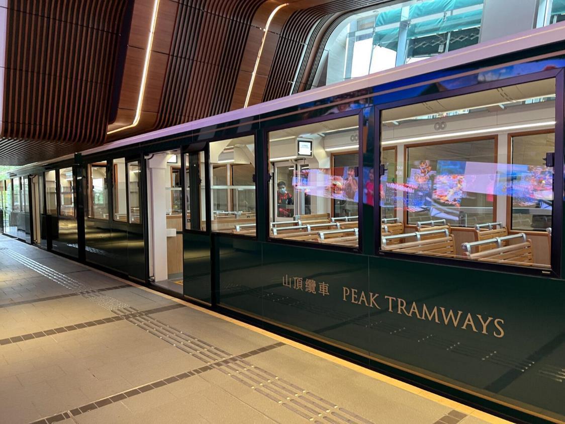香港太平山纜車站全面翻新 山頂盧吉道觀景台看到不一樣的香港 搭公車下山品嘗香港最棒的川菜