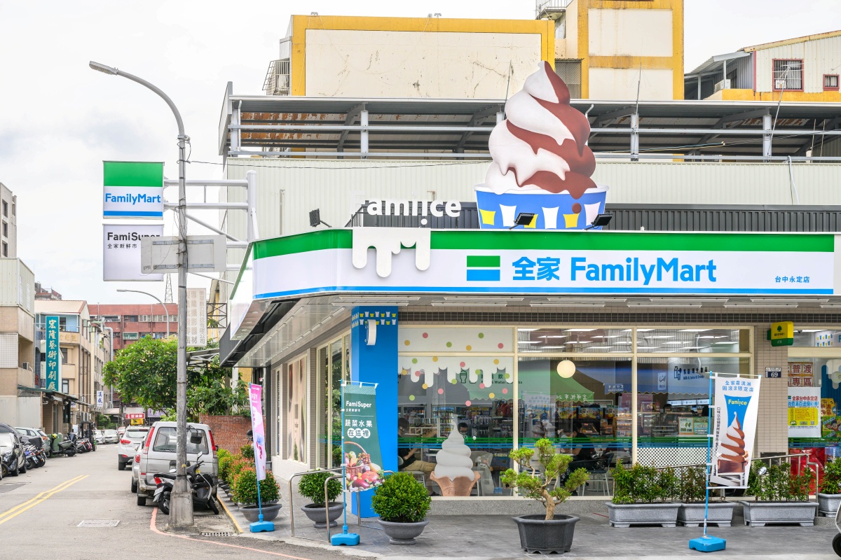 全家開冰店了？超萌「霜淇淋造型店」攜療癒「繽菓聖代」於台中登場，全新莓果霜淇淋同步上市