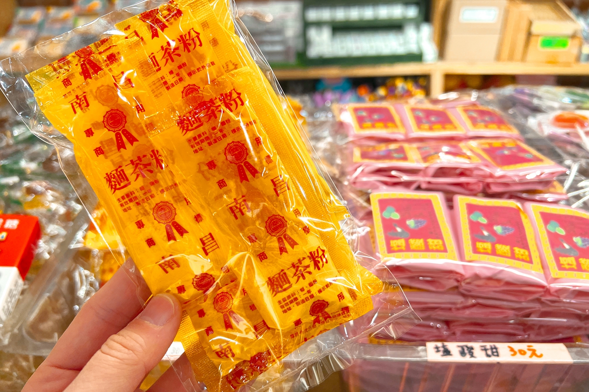 這些古早味懷舊零食你一定有吃過！涼煙糖、可樂橡皮糖、辣香片、逼逼糖，小時候都去雜貨店買這些