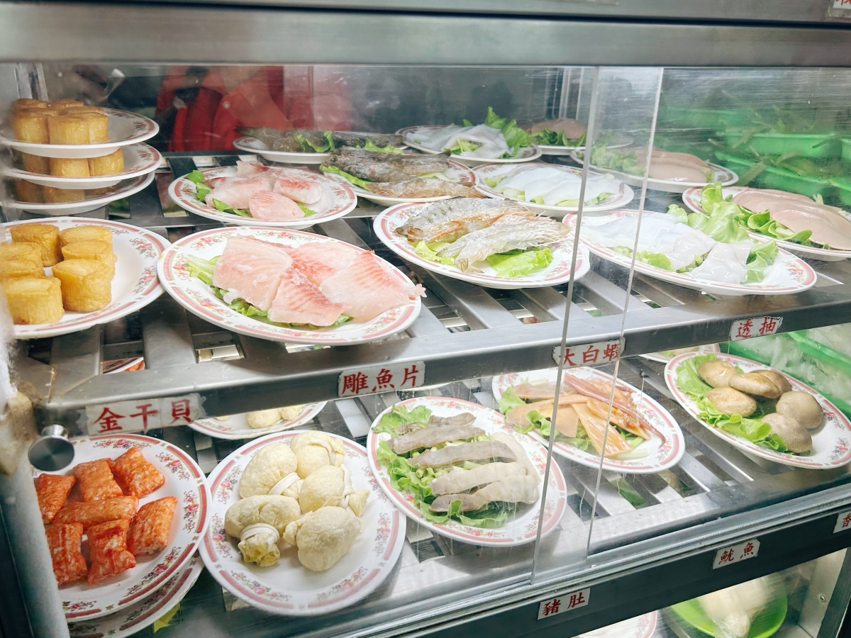 台北聚餐好選擇！四十年老店「小紅莓石頭火鍋城」：現炒鍋底香氣四溢，不排隊吃不到