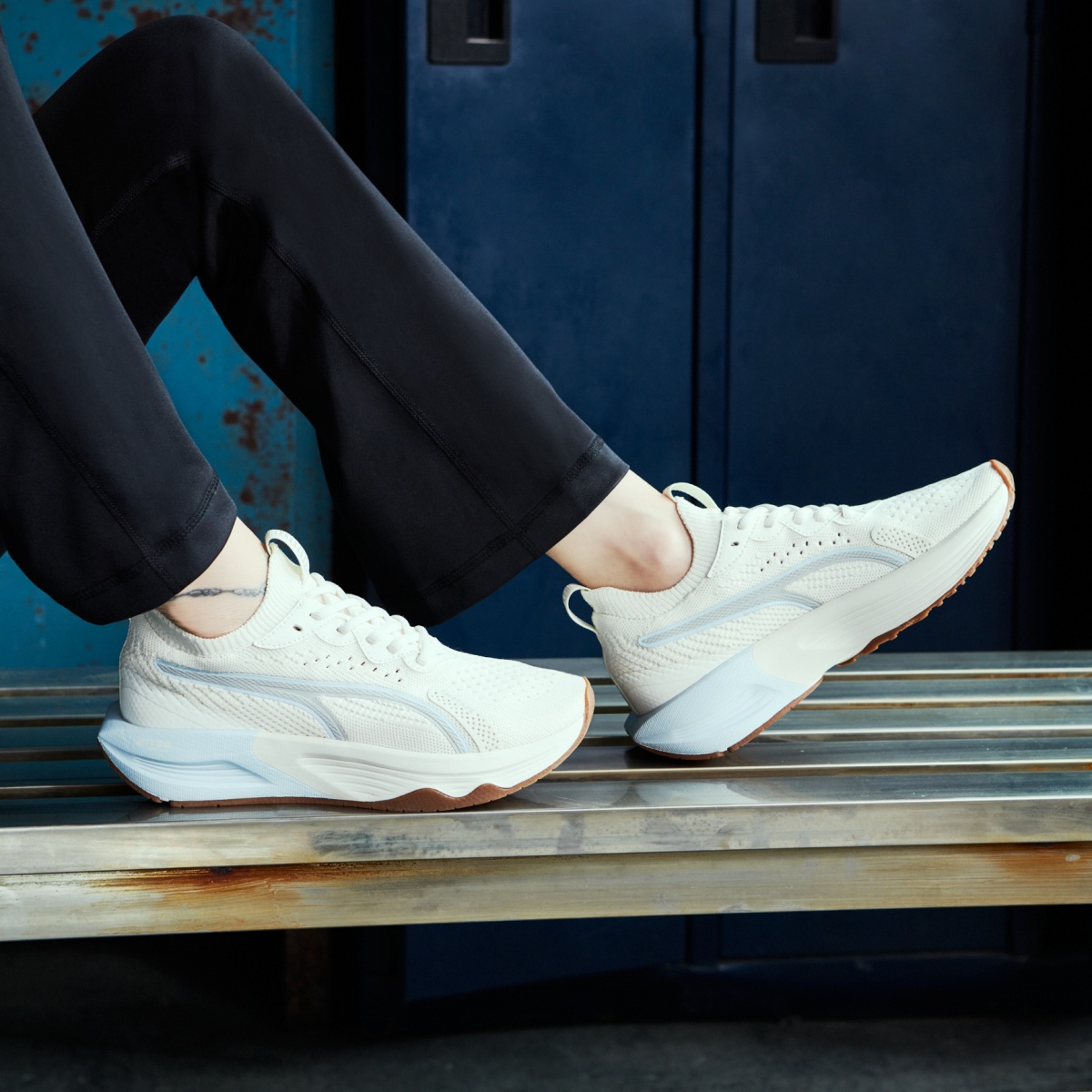 2023出國旅行必備的5款舒適球鞋推薦：New Balance、PUMA、Onitsuka Tiger、HOKA、Converse