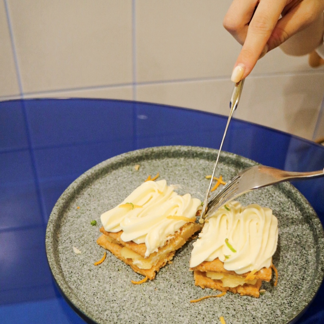 GinGin Coffee信義店登場！繽紛傢俱為空間營造活潑氛圍，「液態提拉米蘇」、「淡水線冰茶」必點