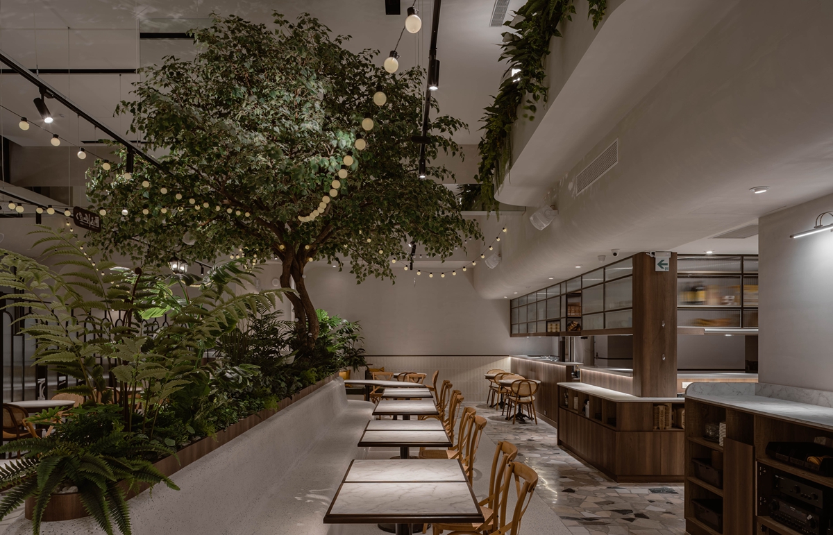 向府城的早餐下挑戰！貳樓台南店用磨石子地板、藤椅與綠植，打造美式早午餐界的台式復古風