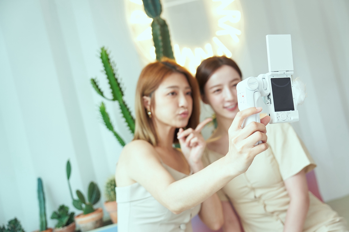 Sony ZV-1F新隨身數位相機不到300公克！輕巧加內建3組麥克風，專為Vlog使用者設計