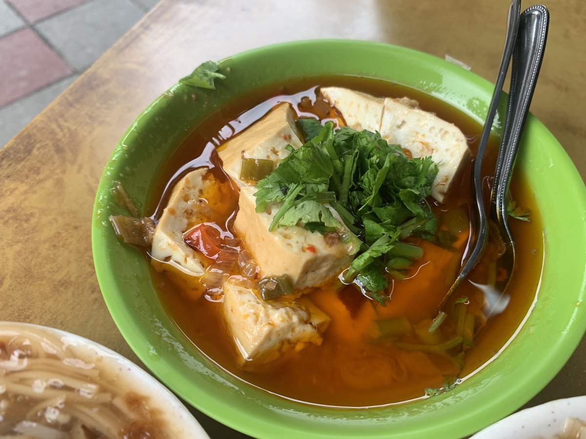 台北古亭捷運站同安街麵線羹，在地五十年無名老店，麻辣臭豆腐、料多麵線羹，不排隊吃不到的好滋味！ 