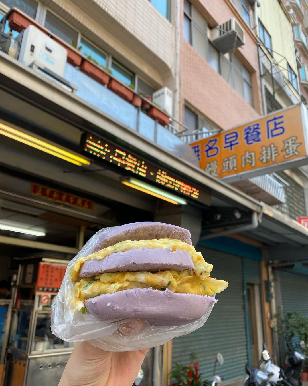 新竹人推薦在地早餐！竹中學生必吃「阿婆紅油炒手麵」、無名饅頭肉排蛋，還有特別的「蛋餅包飯」跟糯米水餃