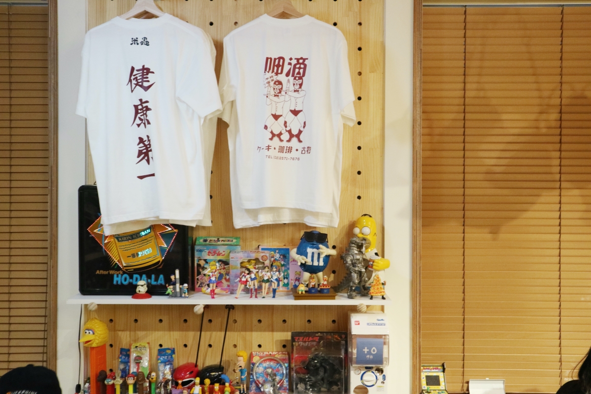 呷滴 JiaDee不純喫茶店，信義區巷弄日系甜點店，滿滿古董玩具讓男孩們也瘋狂！