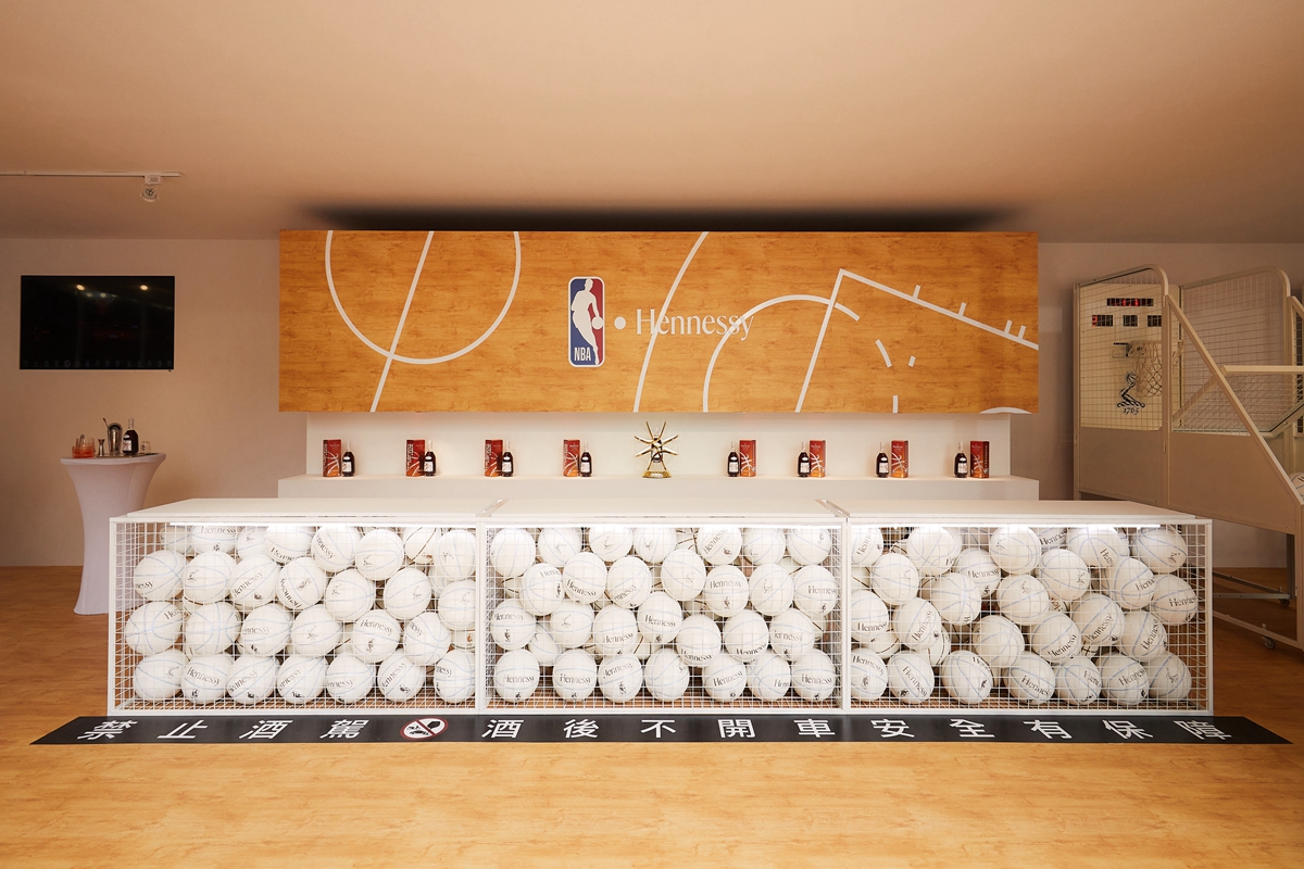 台北士林皮蛋豆腐化身巨型籃球！軒尼詩再度攜手NBA打造聯名巨型籃球場，為期4天快閃中
