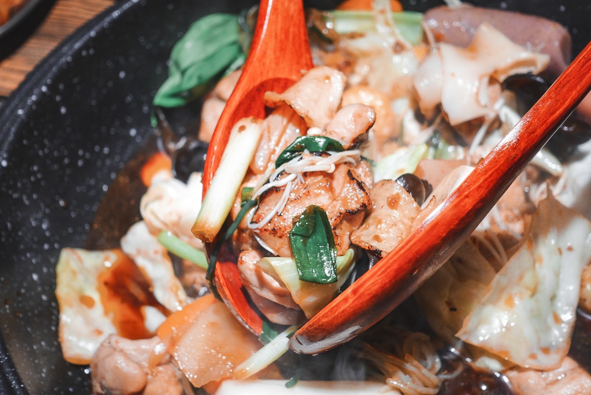 韓國熱夯炒雞「볶찜甩鍋雞」來台開店！半自助式吃到飽店型、７種炒雞口味任選，最後再加炒飯超韓式