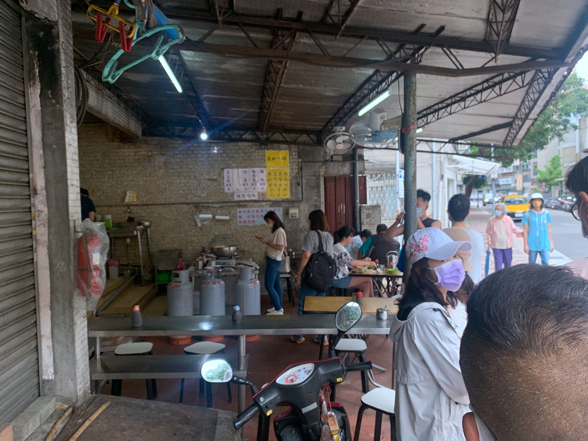 台北古亭捷運站同安街麵線羹，在地五十年無名老店，麻辣臭豆腐、料多麵線羹，不排隊吃不到的好滋味！ 