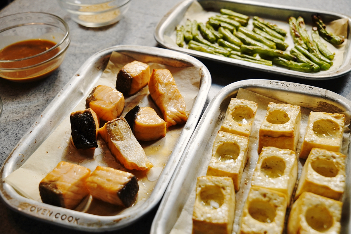 中秋過後開始減肥！四道鮭魚輕食料理食譜：胡麻豆腐、羅勒番茄盅、韓式飯捲、千層麵，也可以當消夜
