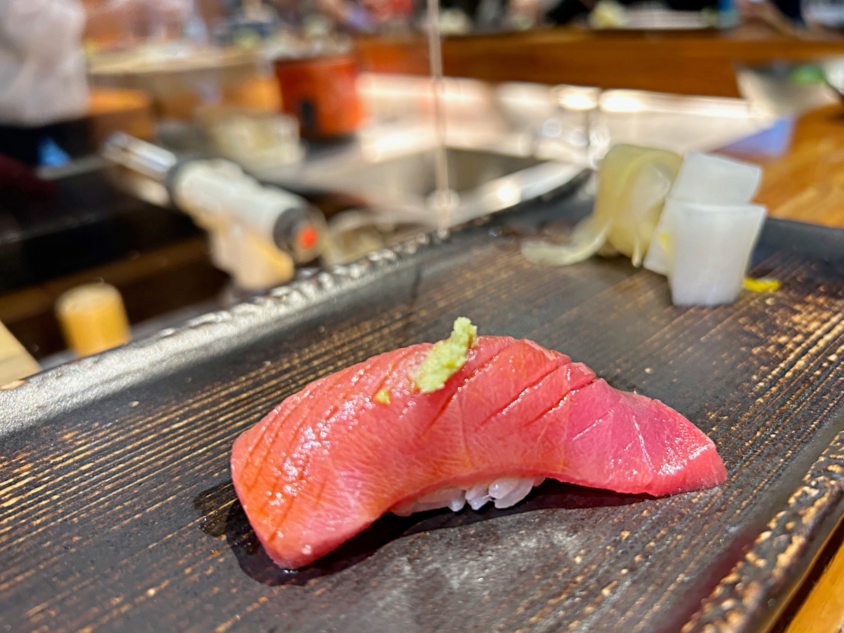 最超值的無菜單板前壽司！台北日本料理「游壽司」推午間定食，握壽司、散壽司定食500元就能品嚐