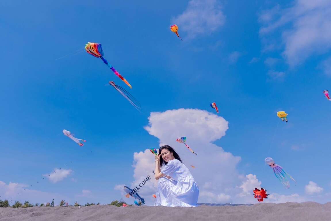 2023「旗津風箏節」來了！「高雄熊」造型風箏飛上天萌翻少女心，還有夜間風箏秀、火舞表演讓你從早玩到晚