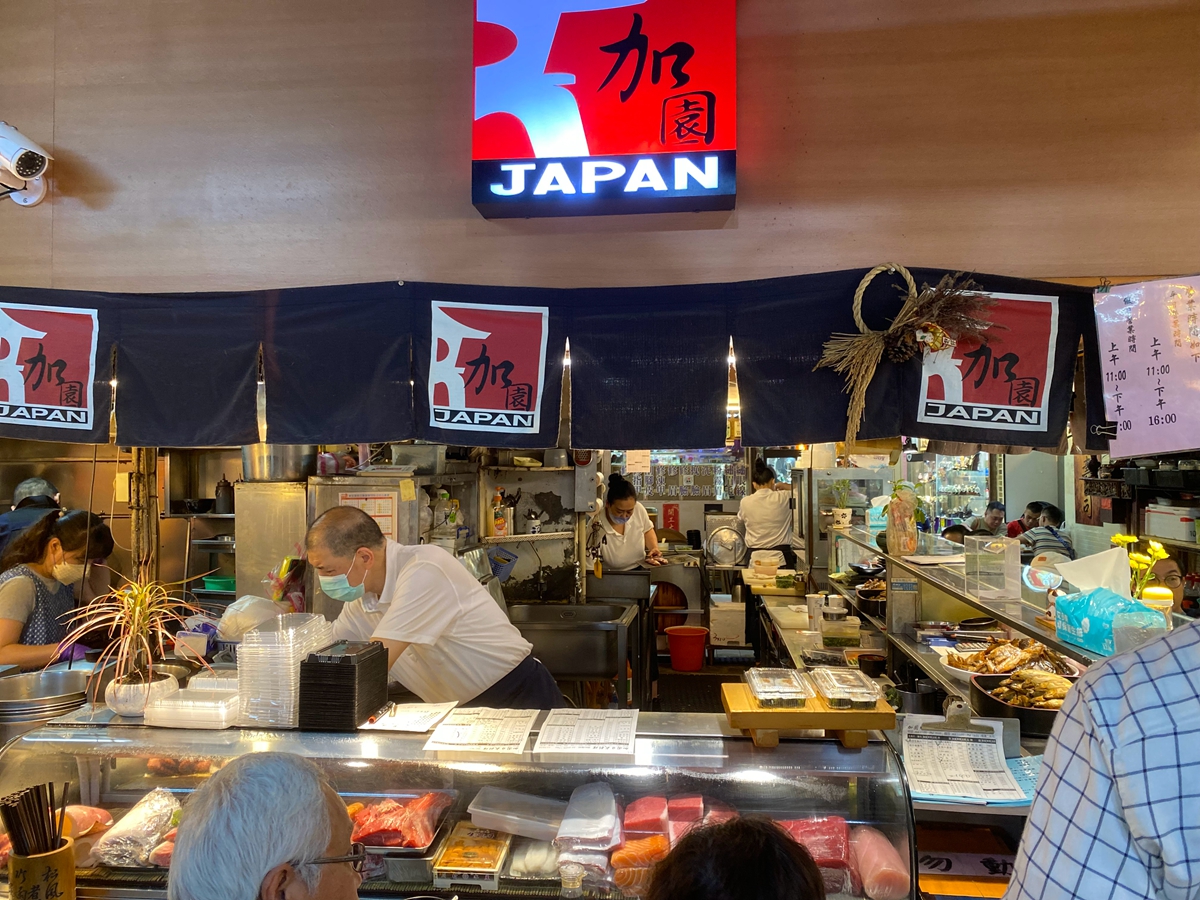 基隆仁愛市場好吃驚！咖哩炒麵、高品質生魚片、手沖咖啡一次打包