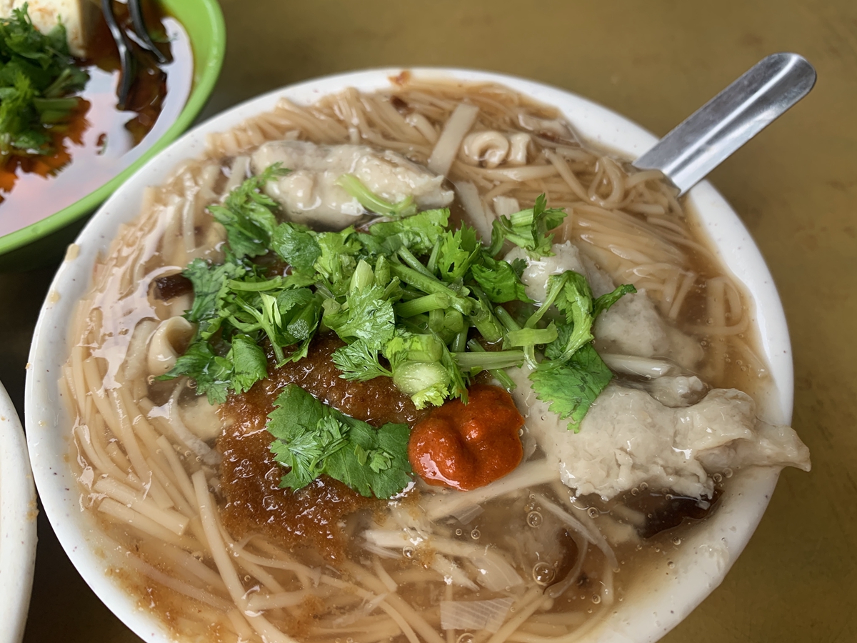 台北古亭捷運站同安街麵線羹，在地五十年無名老店，麻辣臭豆腐、料多麵線羹，不排隊吃不到的好滋味！ 