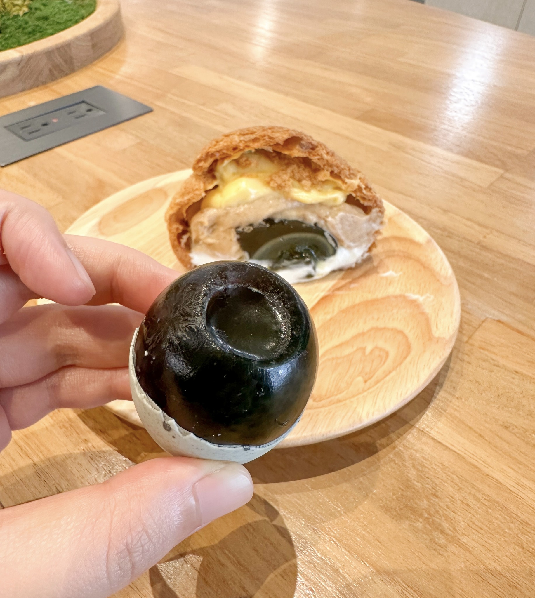甜點界最近都在紅什麼？除了芒果蛋糕、奶酒莓果瑪德蓮外，還有超獵奇皮蛋肉鬆泡芙！