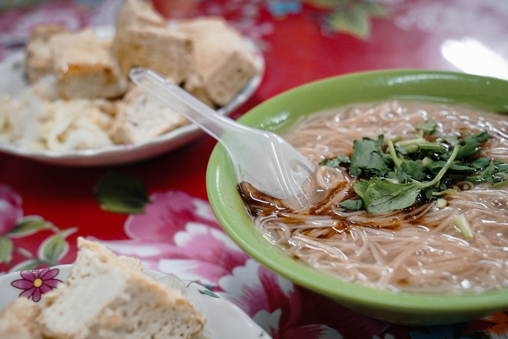 走進新莊四維市場探索當地美味！原滷味、劉家豆花、北港生炒鴨肉羹……下新莊的美食聚集地