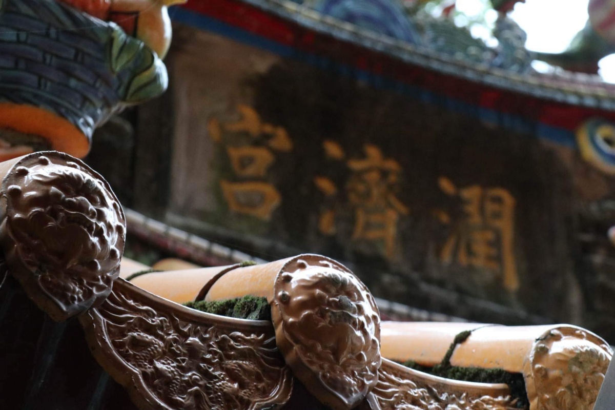 【走讀台北】搭著金黃色的安坑輕軌列車，緩緩進入這座神秘的新店山城