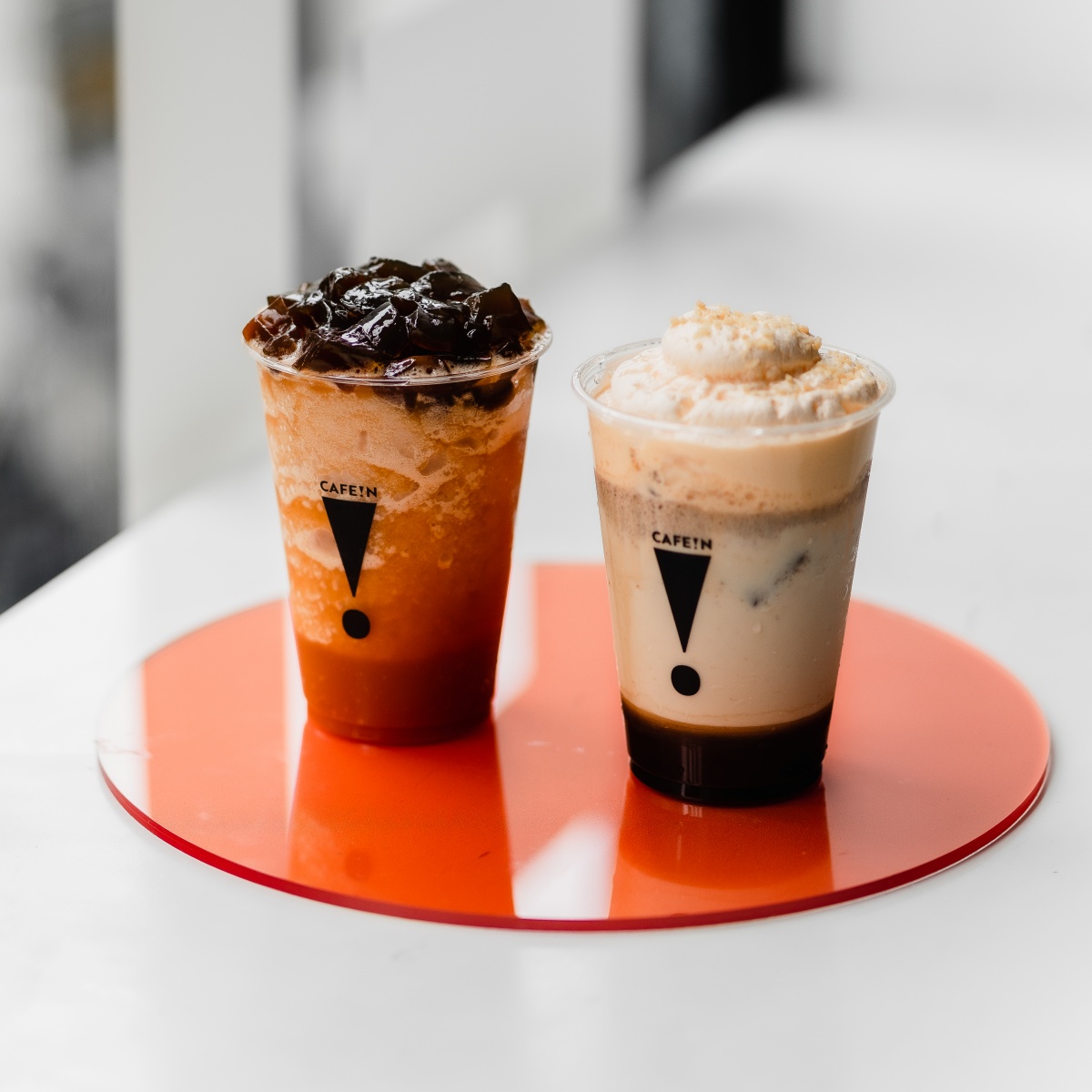 CAFE!N×HOKA期間限定概念店登場！特色彩繪店裝、「瑜珈球座椅」超好拍， 限定蜜柚紅茶冰沙、泰奶花生吐司同步上市