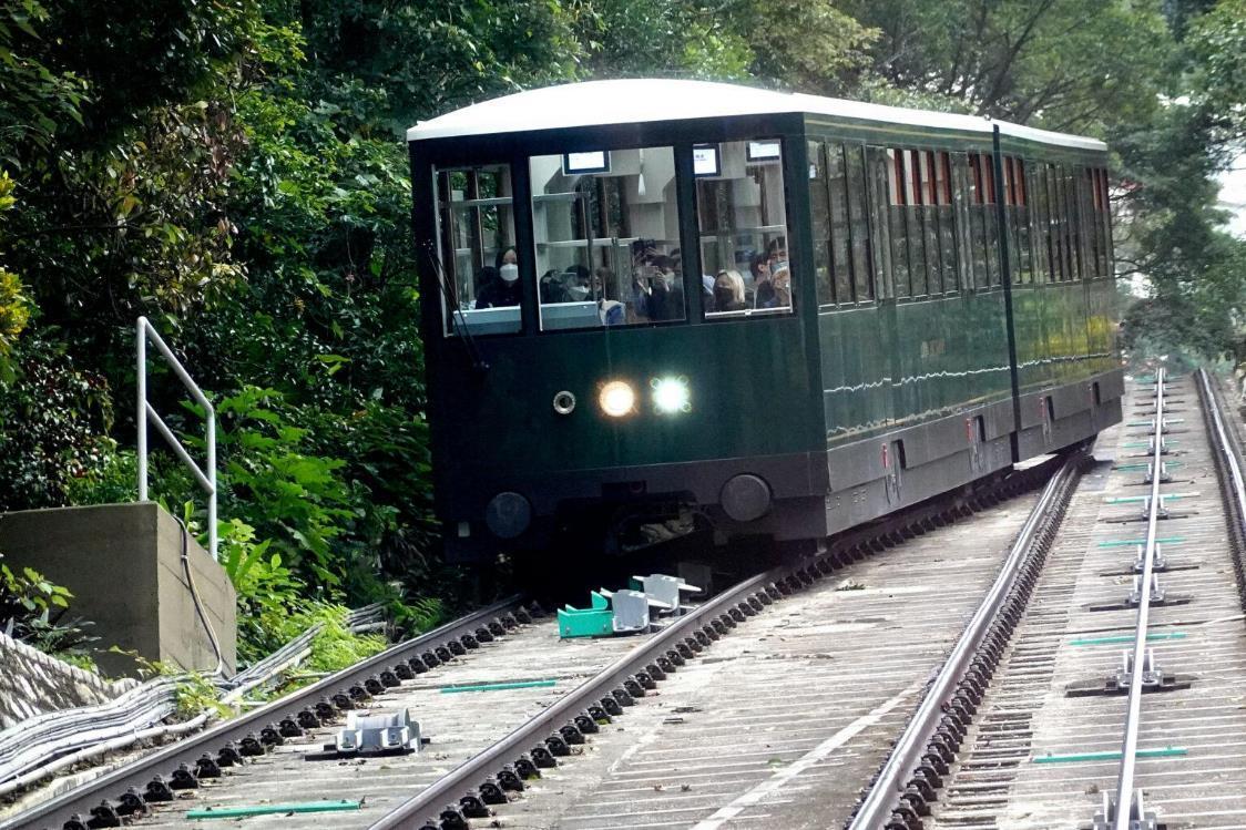 香港太平山纜車站全面翻新 山頂盧吉道觀景台看到不一樣的香港 搭公車下山品嘗香港最棒的川菜