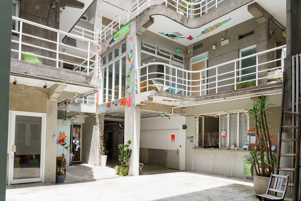 背包客到台北玩可以住哪裡？北車老屋改造青旅《夾腳拖的家 花園》，早餐還有板橋人激推的「好初早餐」
