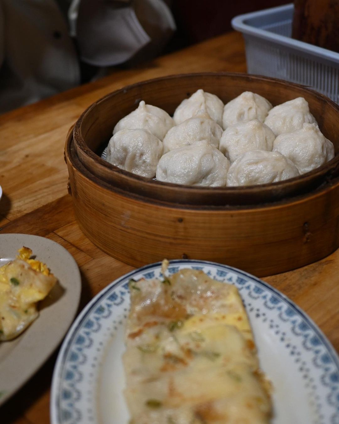 新竹人推薦在地早餐！竹中學生必吃「阿婆紅油炒手麵」、無名饅頭肉排蛋，還有特別的「蛋餅包飯」跟糯米水餃