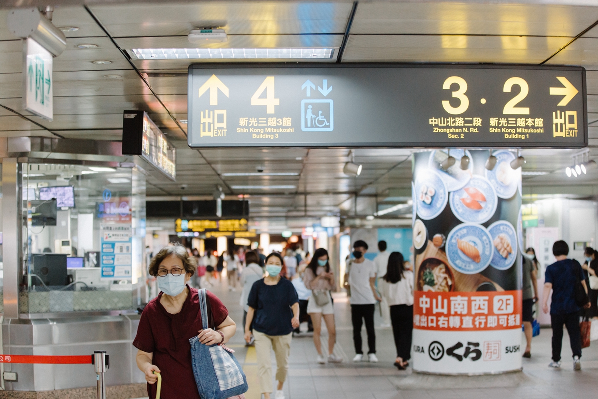 台北捷運中山站優化再出發！納入赤峰街代表綠磚、以深灰色統一站內色系，讓捷運站變得更有質感