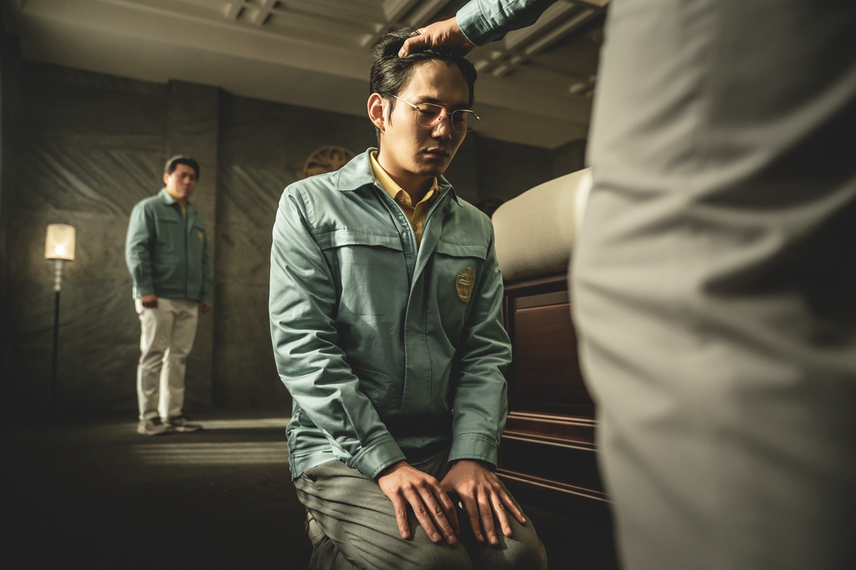 荒唐到咋舌！Netflix紀錄片《以神之名：信仰的背叛》揭露邪教斂財、誘姦的醜陋洗腦手法