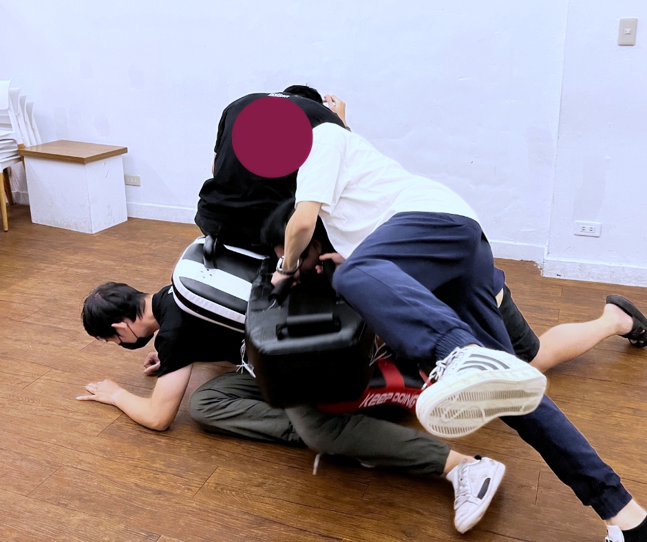 面對人群推擠時如何自保？傳達民防認知的「黑熊學院」用6要點應對推擠踩踏意外