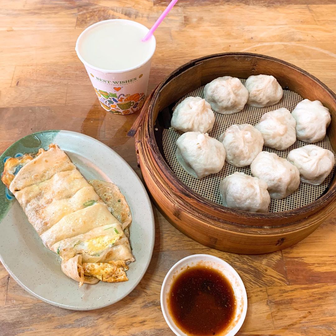 新竹人推薦在地早餐！竹中學生必吃「阿婆紅油炒手麵」、無名饅頭肉排蛋，還有特別的「蛋餅包飯」跟糯米水餃